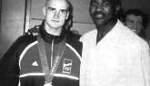 Holyfield v ložnici. „Po vyhlášení vítězů na olympiádě v Sydney na mě masér Standa Hervert mrknul a hlavou otočil směrem k světovému šampionovi těžké váhy Evanderu Holyfieldovi. Evander mě chytil za rameno a teď je tahle fotka jednou z nejvzácnějších, které mám. Spolu s Tysonem mi visí v ložnici.“