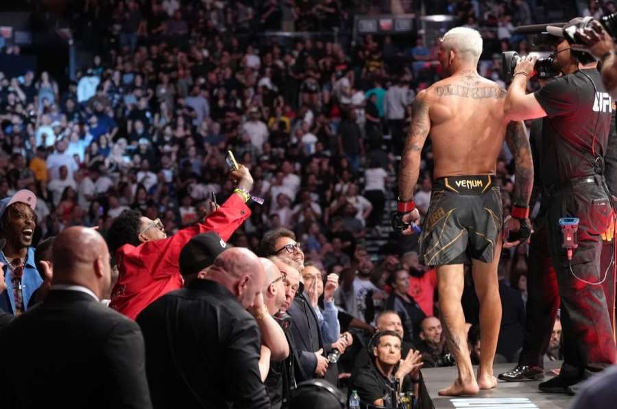 Fanynka se chtěla při UFC dostat do klece. Ochranka provedla rychlý proces. Letěla vzduchem