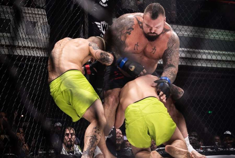 Nejsilnější muž planety zadupal v MMA do země bratrské duo hubeňourů
