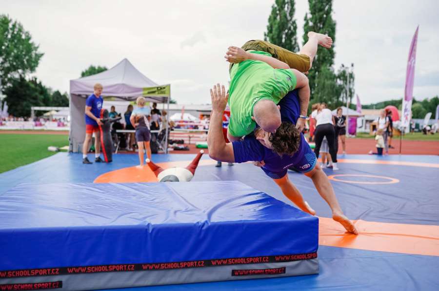 Kořist ulovena. Třikrát! Když vás zahodí 120kilový chlap a vymete s vámi žíněnku i holka 
