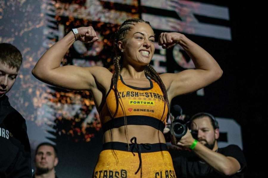 Krásné ženy rozzářily Clash. Chtěly si urvat hlavu, barmanka z Ostravy vytáhla KO
