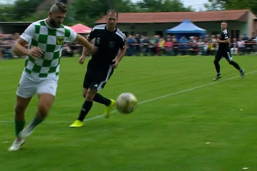 Velká děkovačka a vítězná pyrotechnika. Procházka se dočkal a vyměnil MMA za fotbal