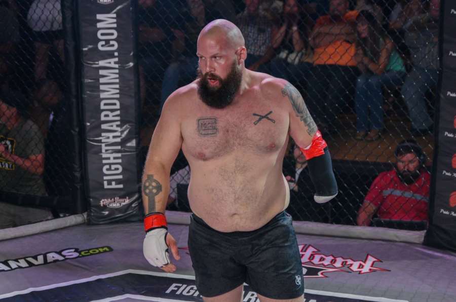 Jednoruký bojovník MMA. Těžká váha kosí soupeře, naposledy TKO
