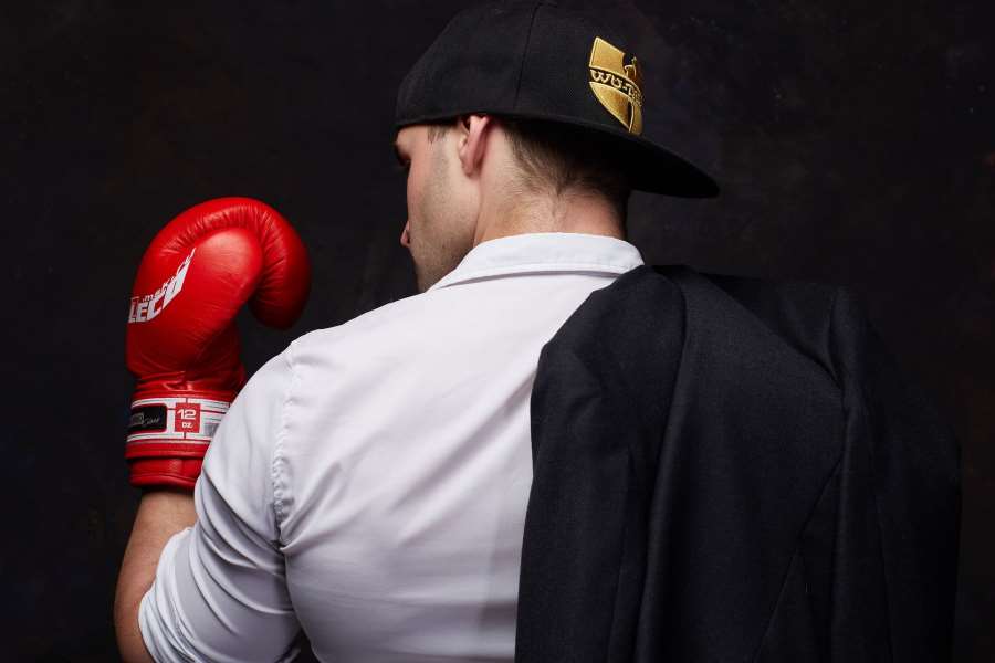 Šílenci! Box doma v obýváku? KO! Kdo má vanu, ten má ránu