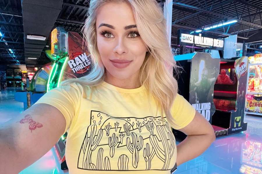 Takhle střílí Paige VanZant. Jen v korzetu a botách na vysokém podpatku