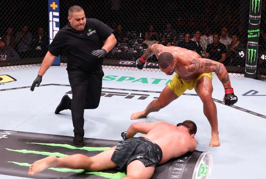 Divoké KO. Těžká váha z UFC si ustlala na podlaze