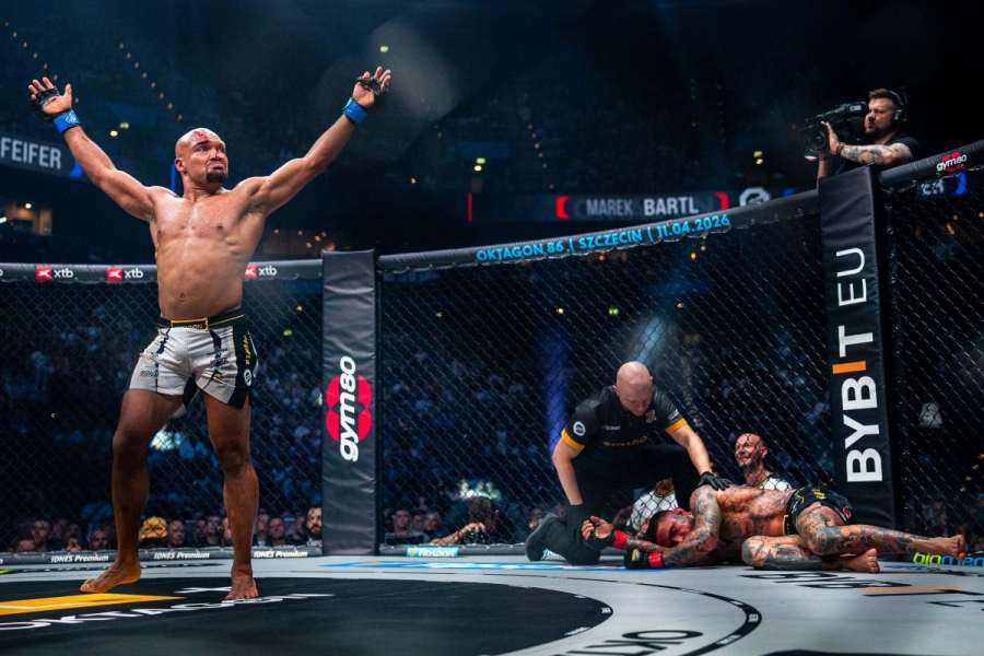 Soupeři vyhuboval, pak zaplatil daň za náročné shazování. Skončil vyčerpaný a zbitý