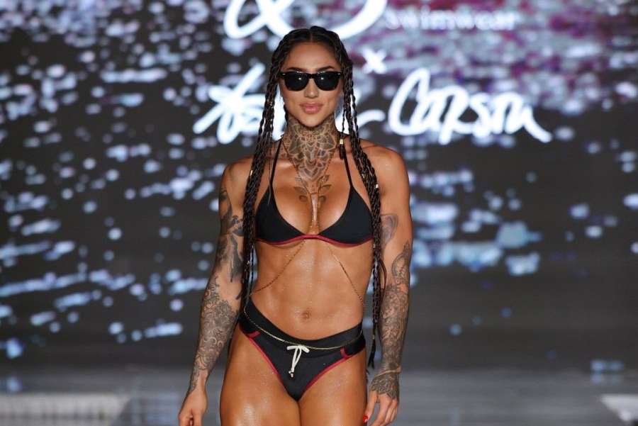 Z fitness hvězdy modelkou. Svalnatá kráska zazářila v bikinách