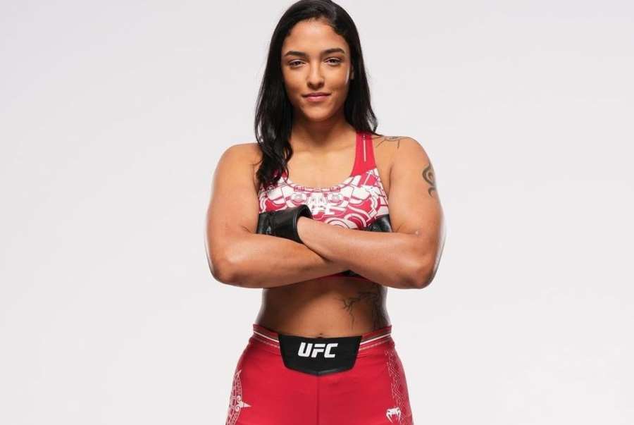 Před třemi lety ani netrénovala, nyní se zapíše do historie UFC