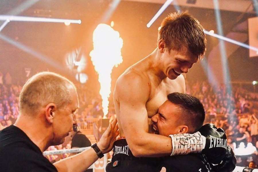 VIDEO: Krev nezapřeš. Když se mladší brácha bije v ringu, starší je u vytržení!   