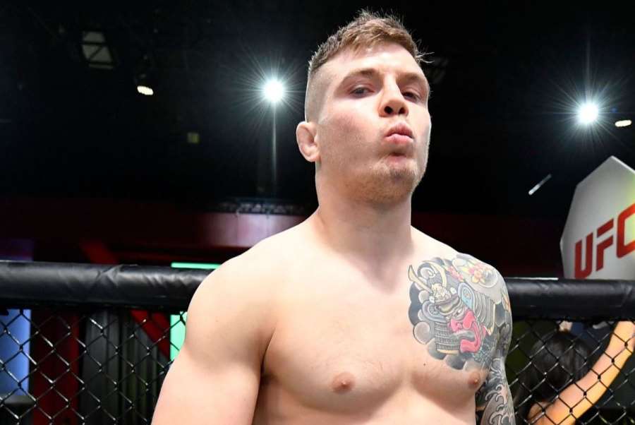 Nejdřív splnil misi v kleci, pak rozdal kladiva i před ringem. Ranař UFC si vyšlápl na boxera