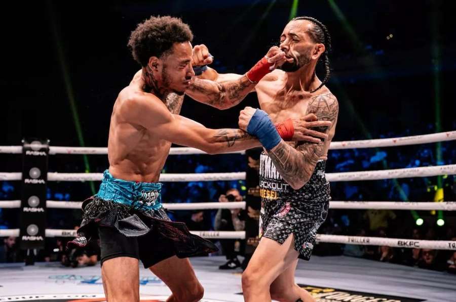 Holé pěsti nadělaly paseku. Boxer skončil s natrženým uchem