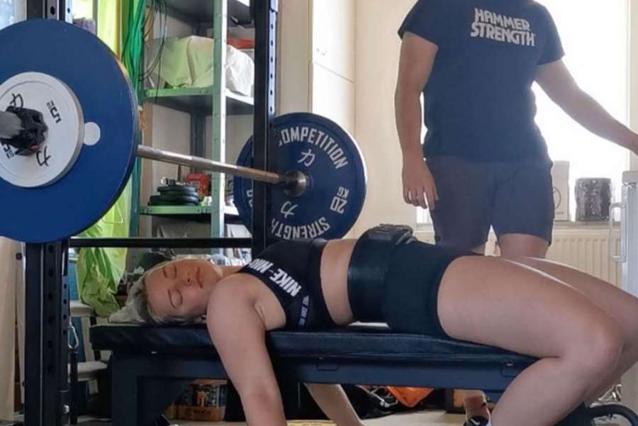 Směšné. Snaha o působivý bench press všechny zaskočila mini pohybem
