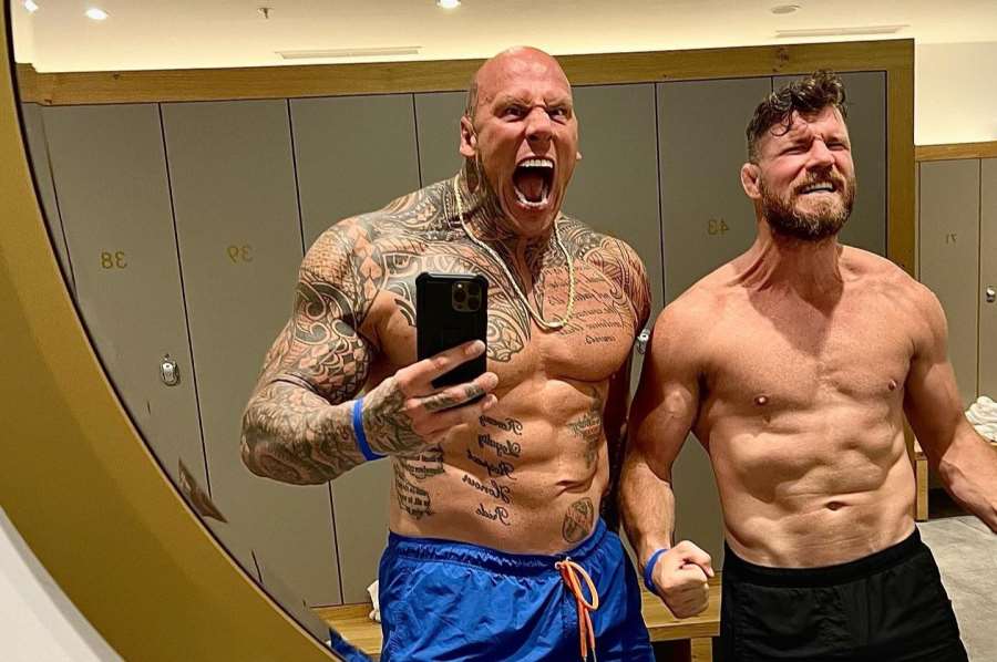 VIDEO: Rozdíl 50 kilo? Bývalý šampion UFC si zatrénoval s obrem. Ten váží 140 kilo!