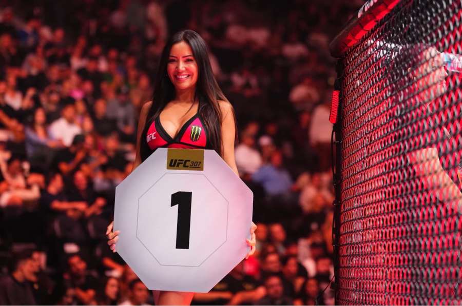 Odvážné plavky a bazén. Vítězná ring girl roku mimo UFC 