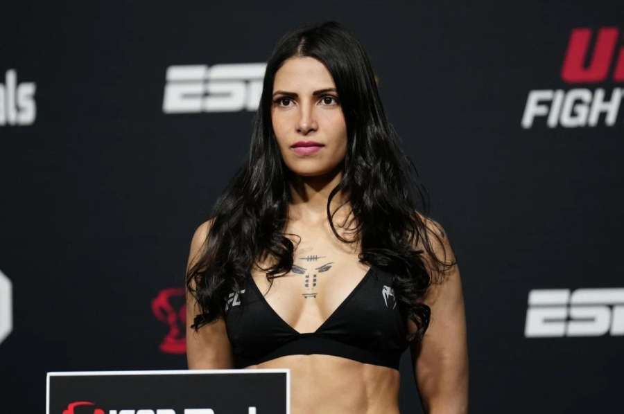 Peklo z koupelny. Kráska z UFC ukázala bolavé shazování
