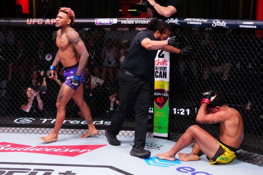 Střídání stráží. Neporažený mladík nemilosrdně zničil veterána UFC