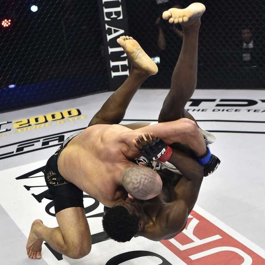 Brutální slam a tři lokty. Tohle bylo hrozivé KO. Ironie osudu, přiznal poražený