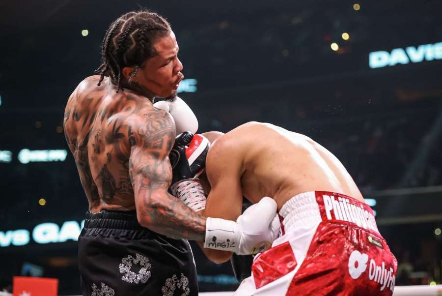 Nevidím, řekl boxer a boj o titul ukončil. Král je stále neporažen