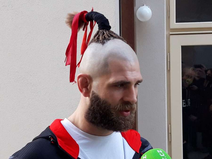 Nechal jsem si udělat z hlavy vysílačku. Šílený účesy mně do boje náramně sedí, vytasil se Procházka
