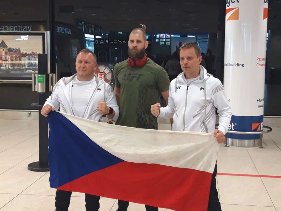 KO loket nejde zapomenout. Procházka zažil rušnou cestu z Las Vegas. Všude ho poznávali fanoušci