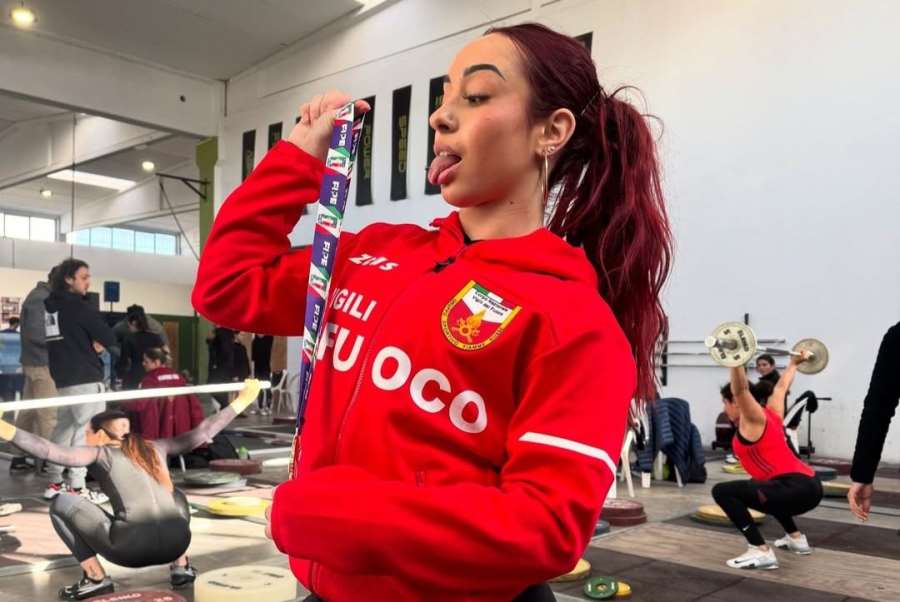 Italská vzpěračka se odvázala. Fanouškům se ukázala nahoře bez