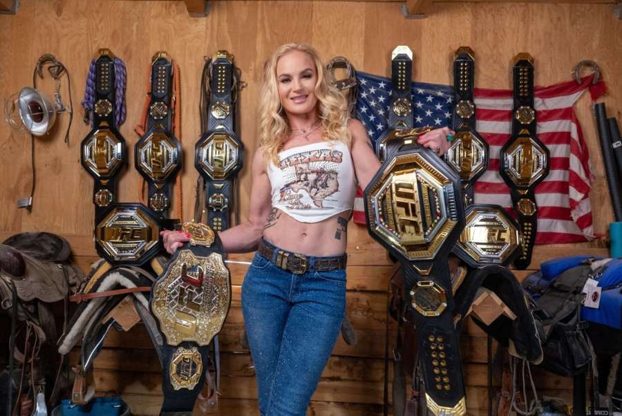 Košile šla dolů. Královna UFC ohromila fanoušky v bikinách 