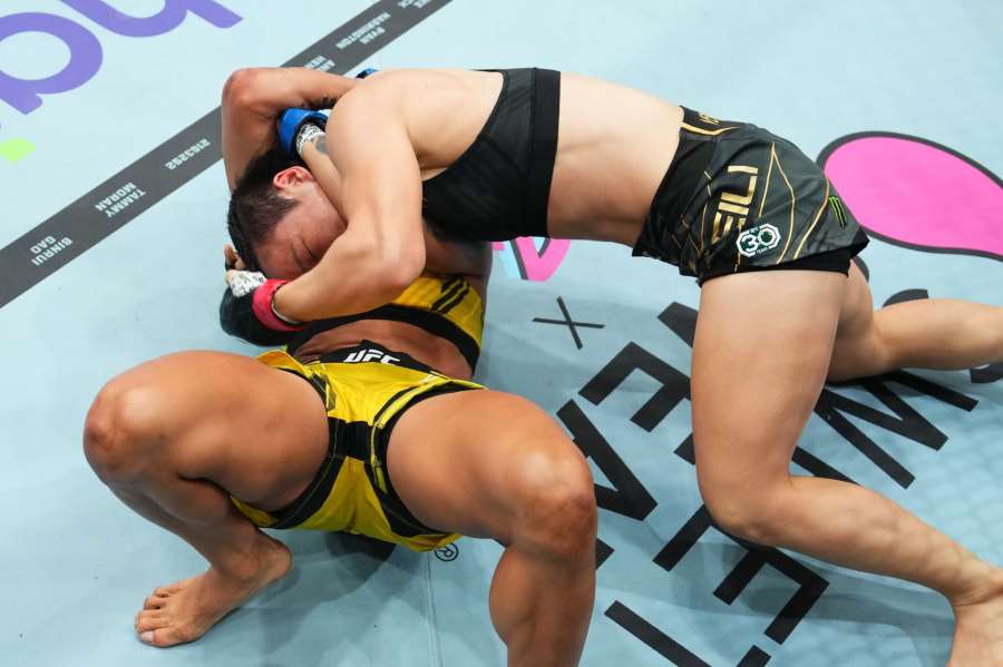 Téměř 300 ran vyslala. Čínská královna UFC ukázala úroveň šampionů