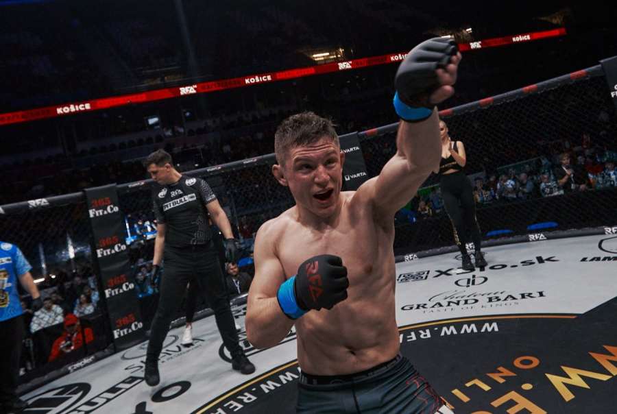 Každý se hned žene do UFC, já se tím sportem chci bavit, usmívá se český Hobbit před brněnskou misí
