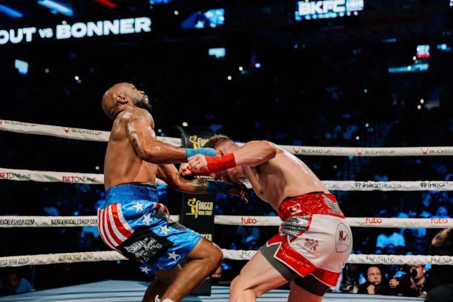 To se nepovedlo. Scénu jako z Rockyho vystřídalo tvrdé KO
