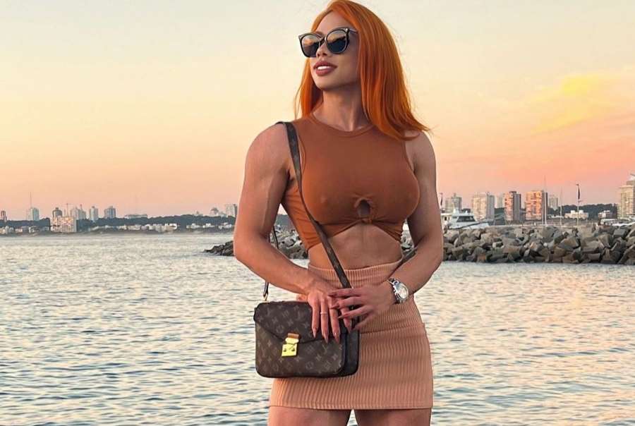Na ulici Barbie, v gymu bestie. Svalnatá rudovláska udivuje svět