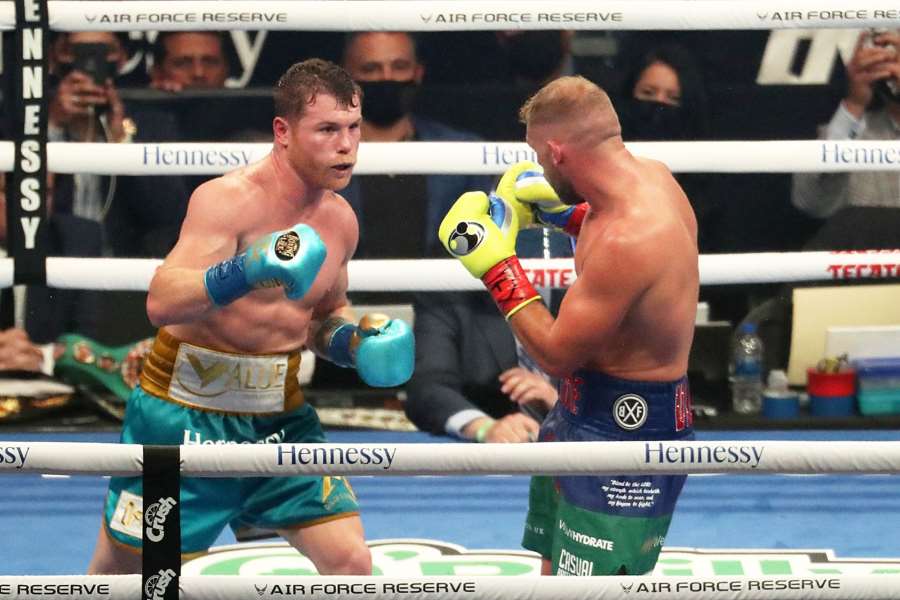 Canelo spustil texaský masakr! Soupeř vzdal zápas na židli a mířil rovnou do nemocnice