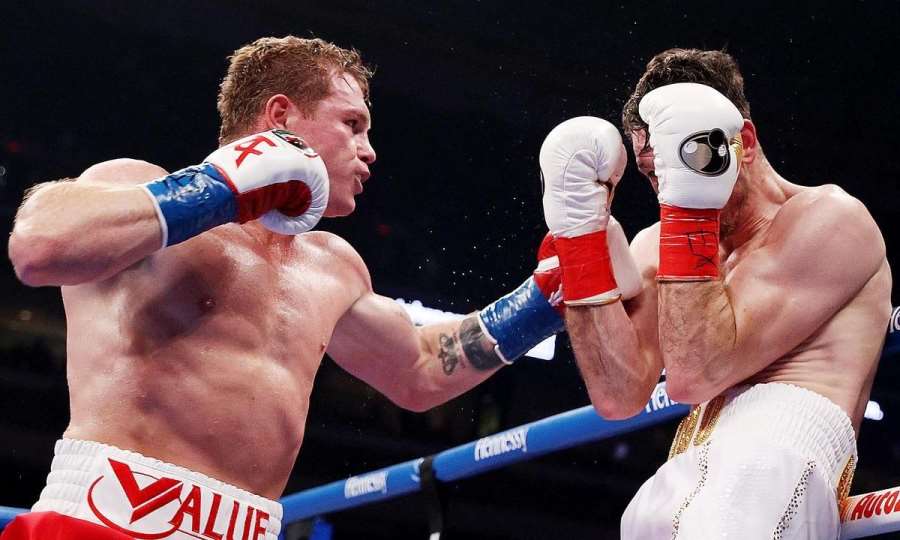 Boxerský šampion se věnuje radovánkám, zatímco vyzyvatel potí krev