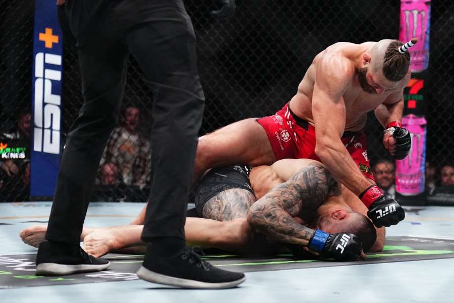 Procházkova kladiva v akci. UFC vypustila zběsilou show ve zpomaleném tempu