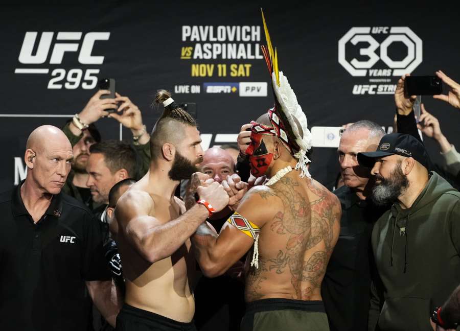 Všichni čekali na McGregora, ten nepřišel. Procházka s Pereirou zachránili UFC