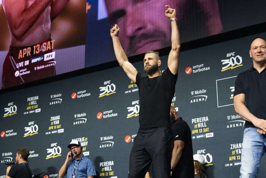 Přísný staredown. Procházku si s úsměvem pohlídal šéf UFC