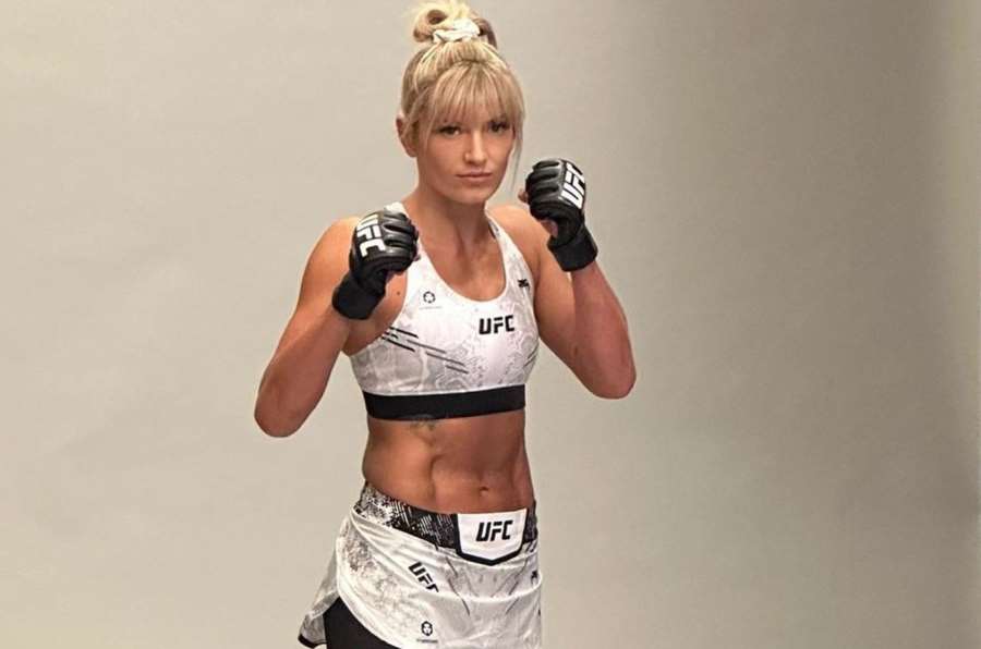 Zápasnice UFC byla fanoušky označena za válečnici. Bojovala i přes řezné rány v obličeji