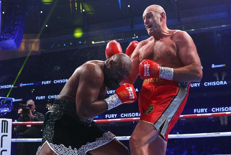 Fury spustil demolici a obhájil trůn. Teď jsi na řadě ty, skrčku, řval do tváře Usykovi