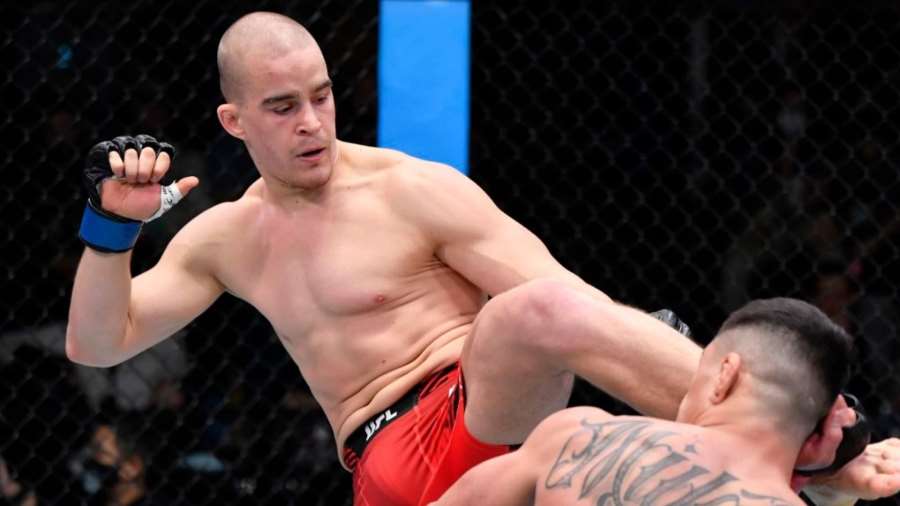 Srb po vítězném zápase v UFC odkryl tajemství, které skrýval i před svou rodinou