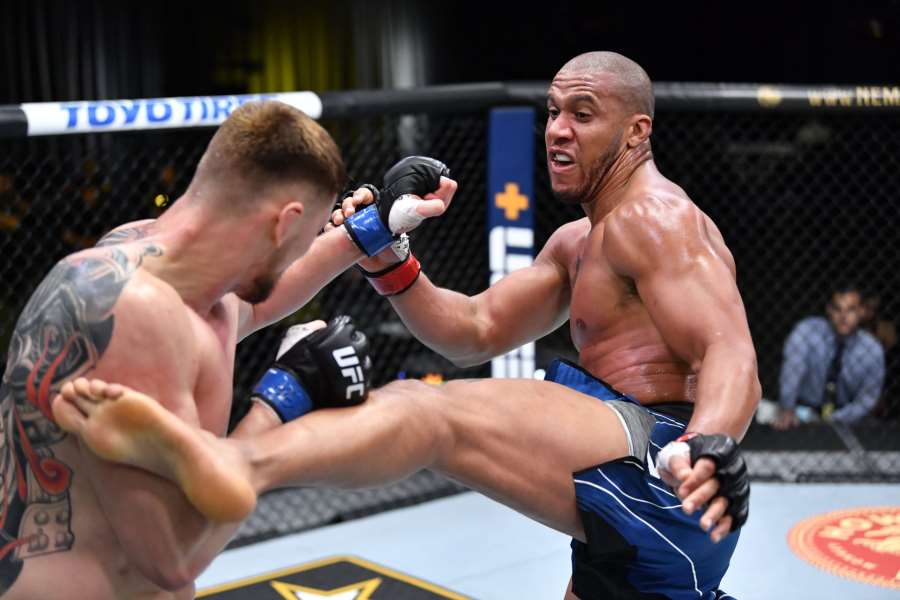 Maraton těžké váhy v UFC. Jeden protest a prsty v oku, po kterých se zrušil zápas   
