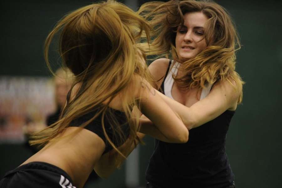 Fitness krásky se sblížily, došlo na vášnivé líbání