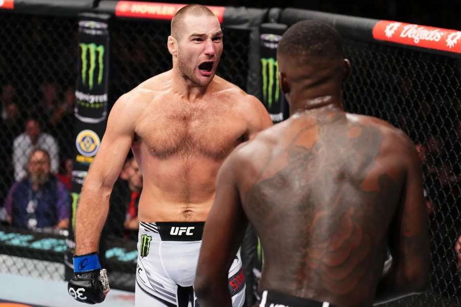 Vítejte v Tarzanově džungli. Šampion UFC se proháněl v tělocvičně s plamenometem 