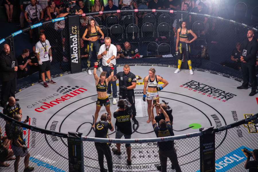 Ženské světové MMA bavilo na Štvanici. Češka neposlechla a urvala výhru sekundu před gongem