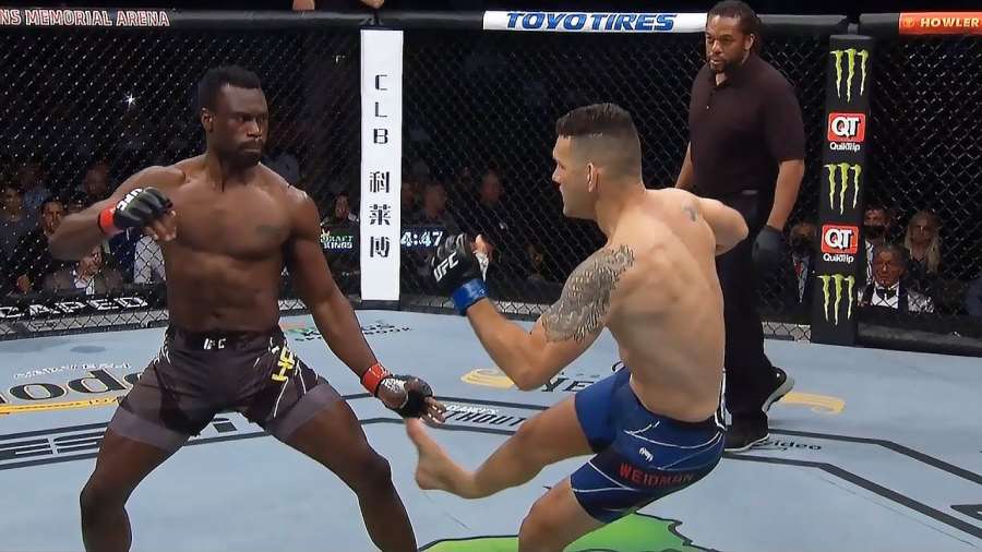 Hrůzostrašné zranění v UFC, okamžitě do nemocnice! Konec po 17 sekundách. Vítěz nedal ani jeden úder