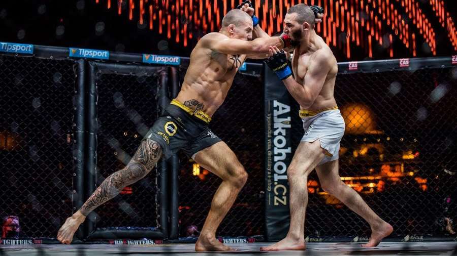 Tohle na tréninku MMA často nezažijte. Český zápasník vsadil na tužku a sešity. Podívejte se