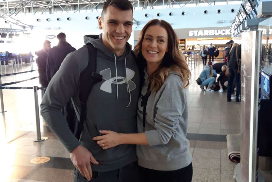 Nečekaný adrenalin před cestou do Dubaje. Ducár odletěl i s těhotnou manželkou 