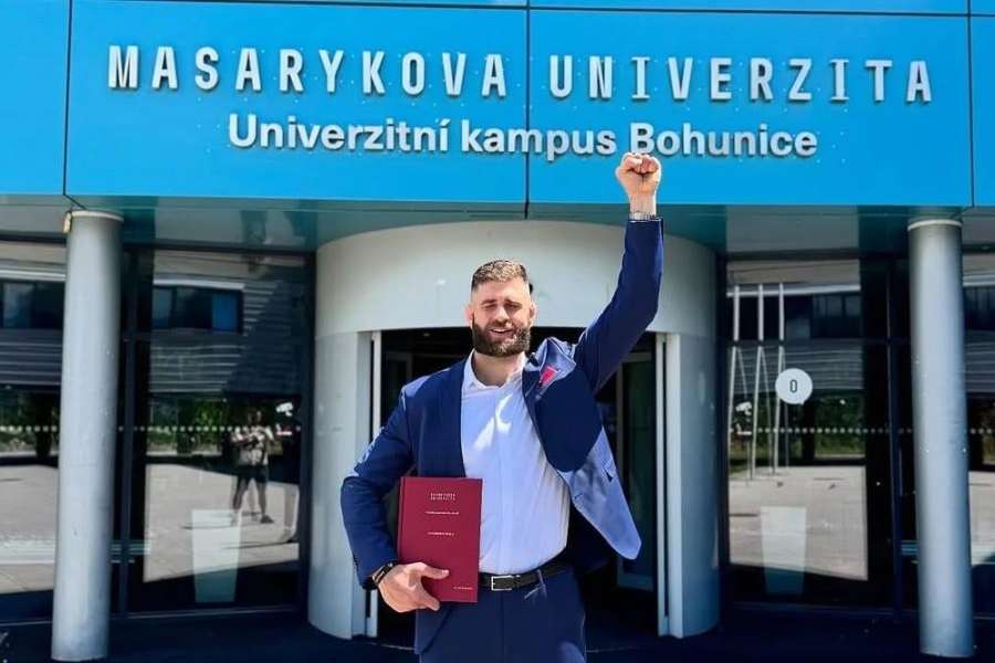 Mise splněna. Z Procházky je magistr, teď na něj čeká rozmluva s UFC