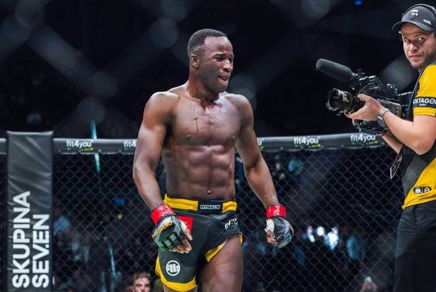 Soupeř z UFC se opřel do Keity. Shazuje absurdní množství kil, aby měl výhodu 