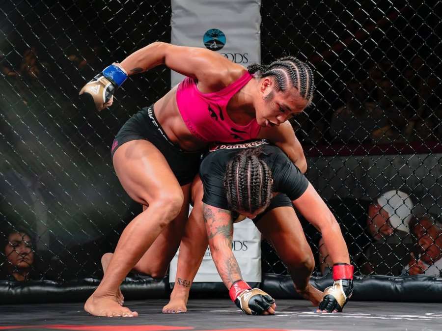 Rudá lázeň v kleci. Američanka měla tvář upravenou k nepoznání