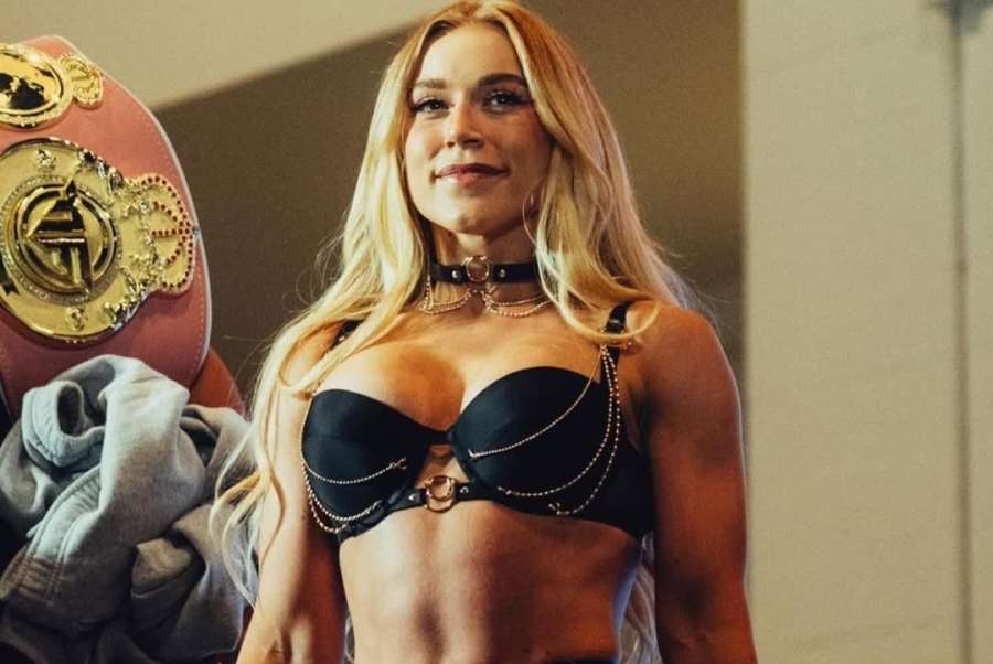 Boxerka rozvášnila fanoušky. Svlékla oblečení, rukavice jí ale zůstaly